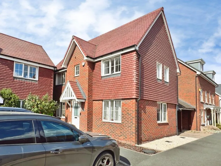 3 bed house for sale, Carriage Road, Broughton, HP22
