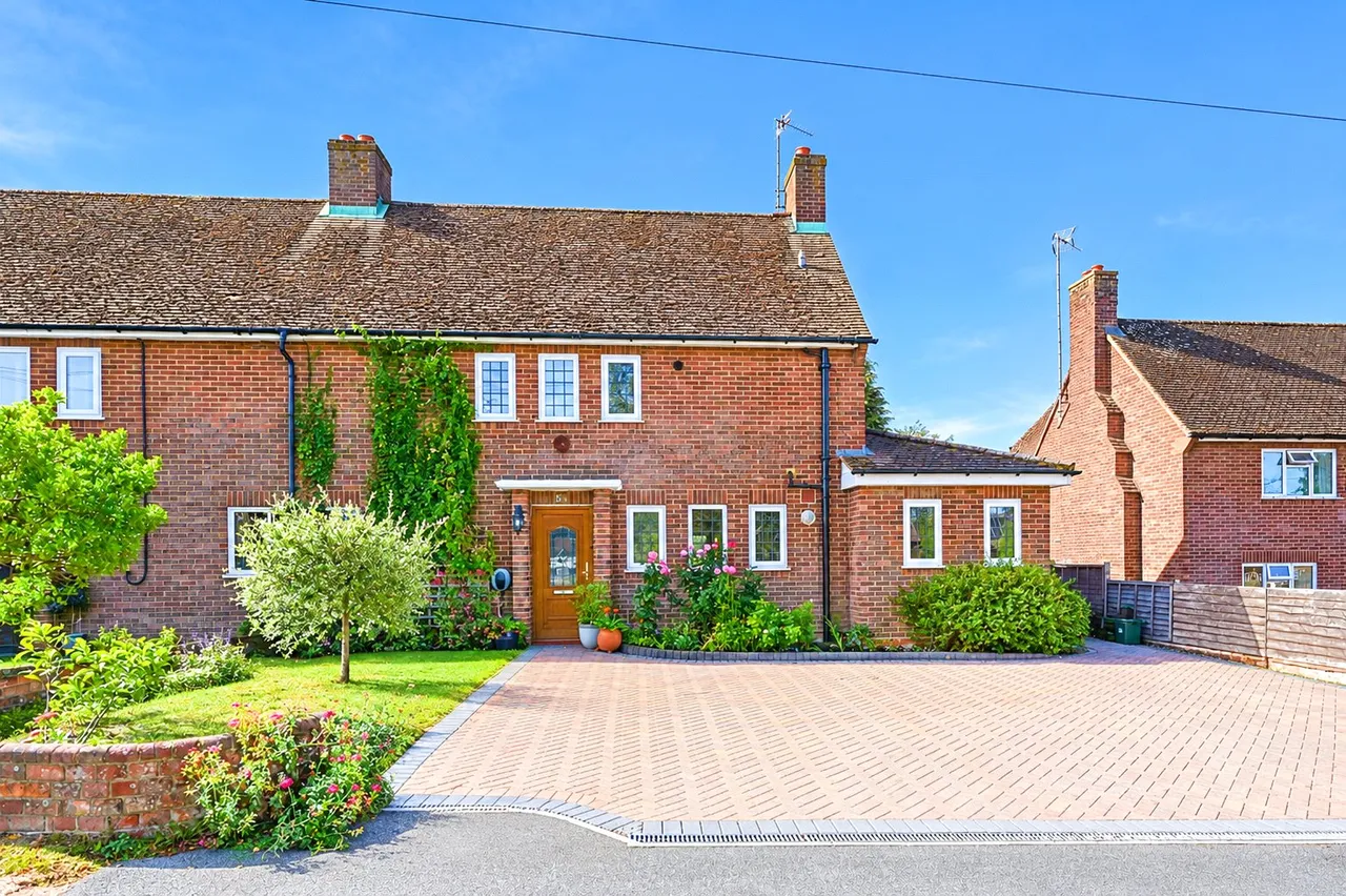 4 bed house for sale — Sandy Lane, Hartley Wintney, Hook, Hampshire, RG27 8DT