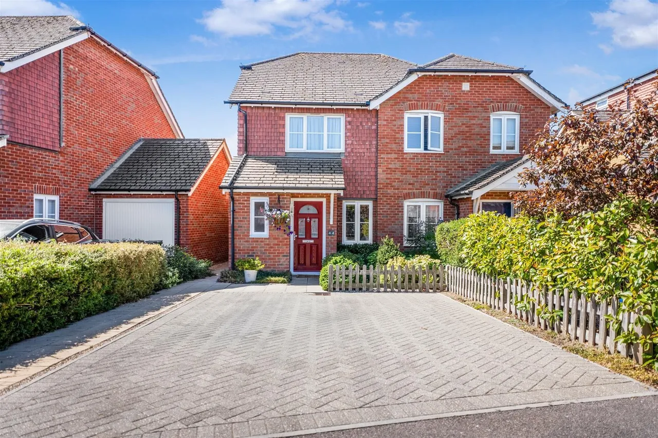 2 bed house for sale — The Hornets, Horsham, West Sussex RH13 5RE