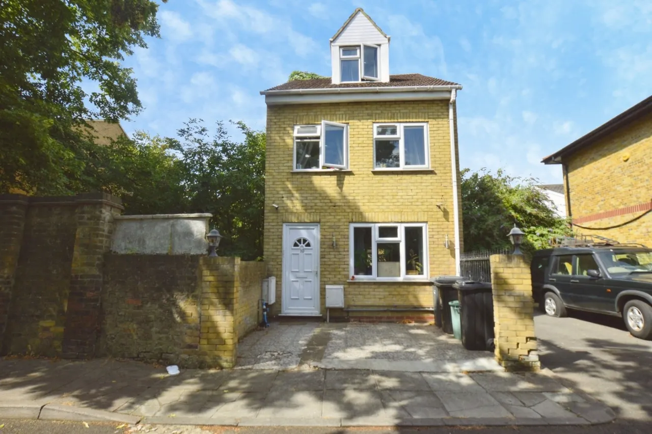 3 bed house for sale — Nile Close, London