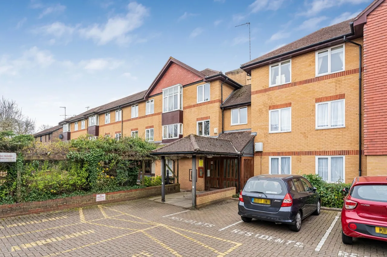 2 bed flat for sale, Du Cros Drive, Stanmore, HA7