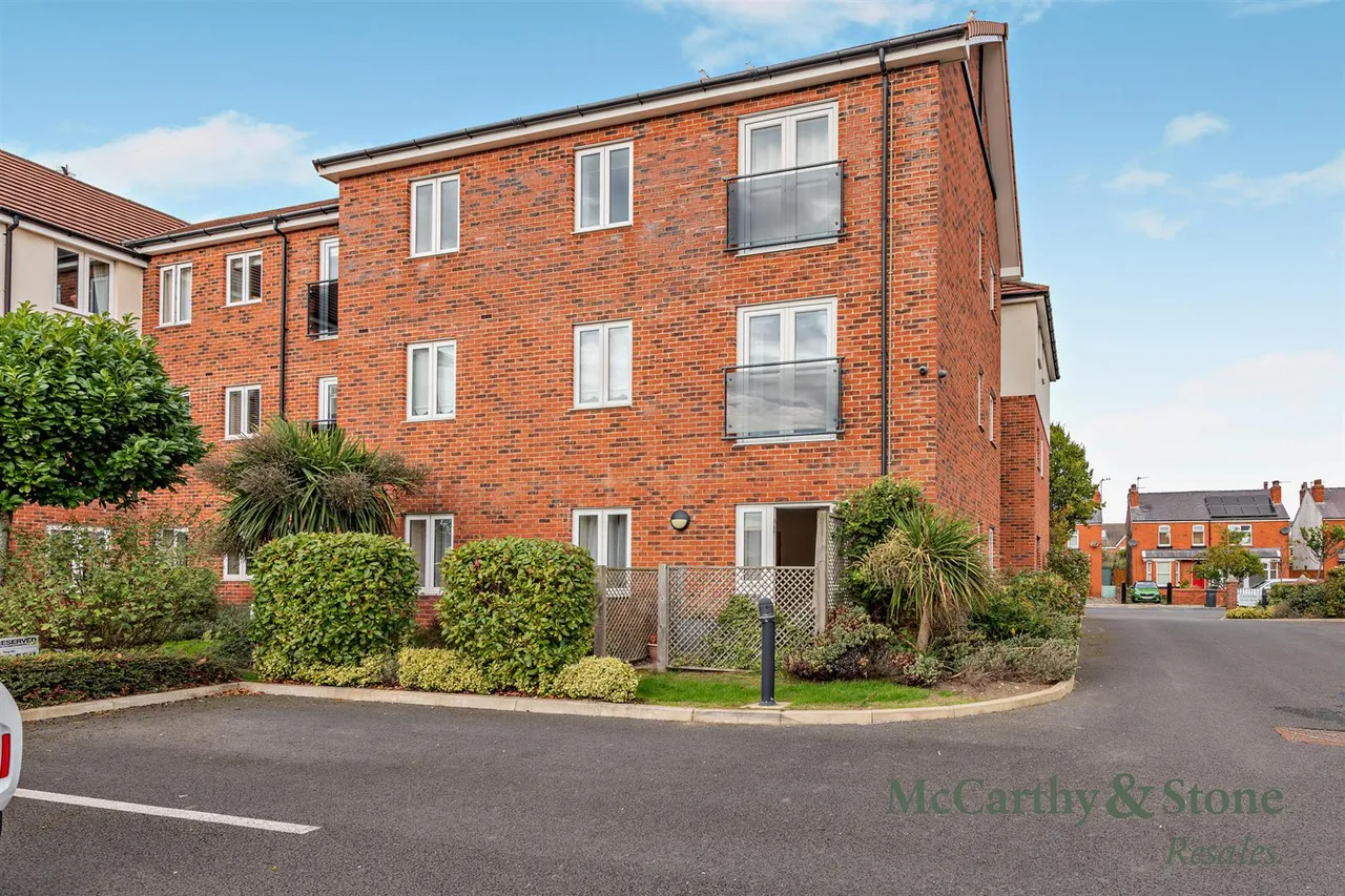 2 bed flat for sale, Mill Road, Southport, PR8
