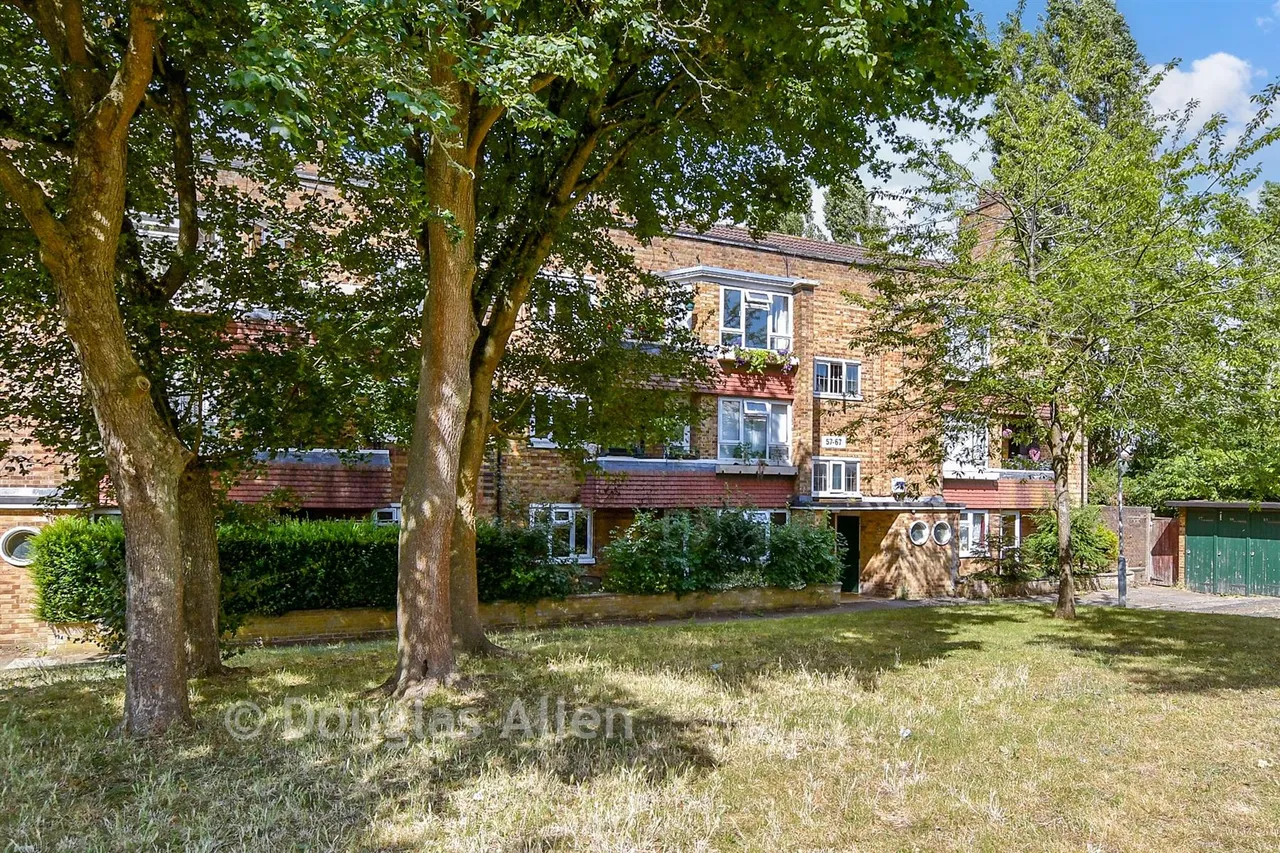 2 bed flat for sale, Beechwood Drive, Woodford Green, IG8