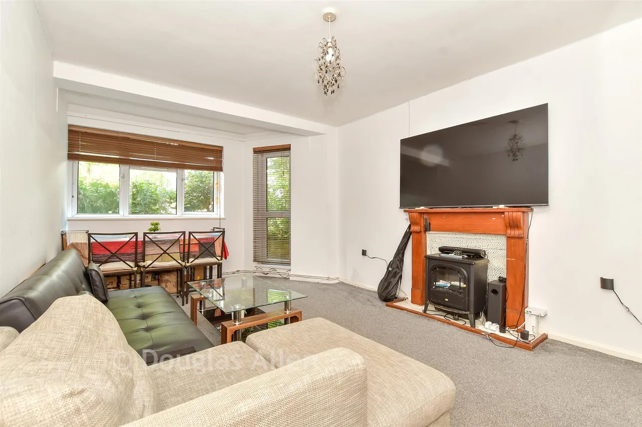 Beechwood Drive, Woodford Green, IG8, photo 3