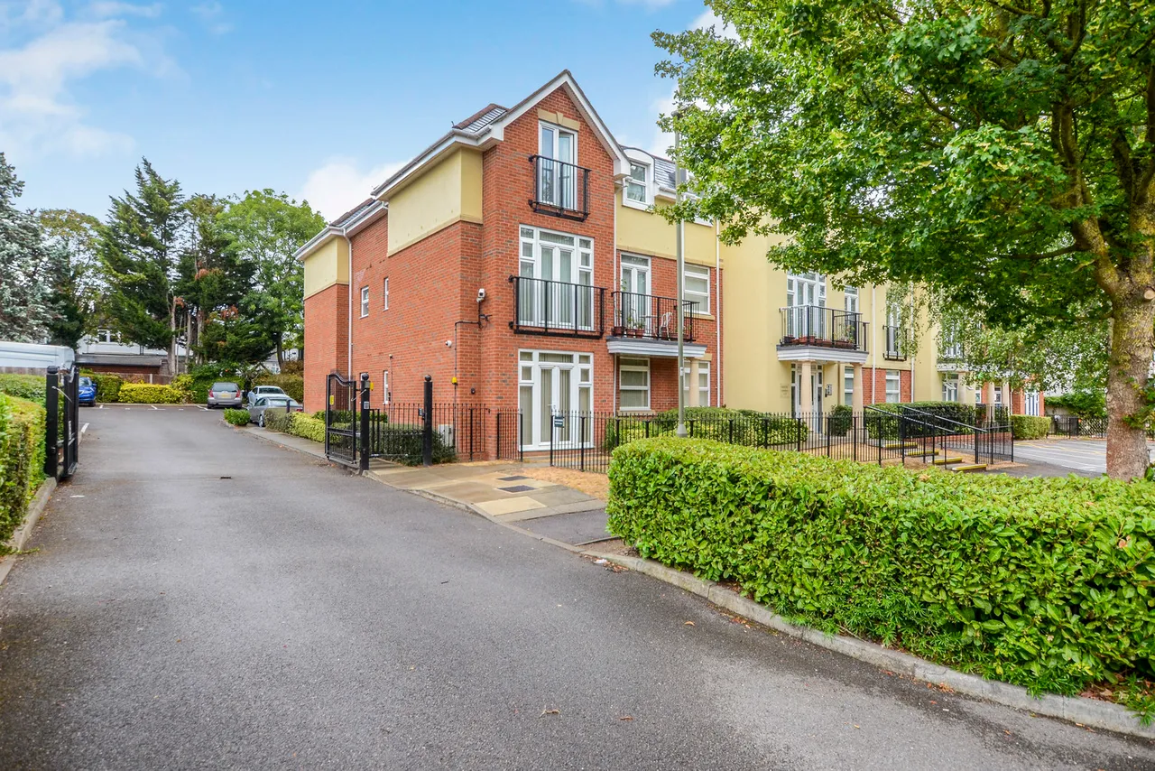 2 bed flat to rent, Stonegrove, Edgware Fees Apply, HA8