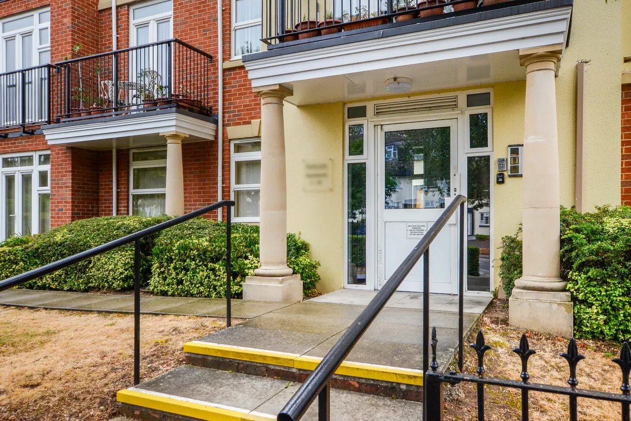 Stonegrove, Edgware Fees Apply, HA8, photo 19