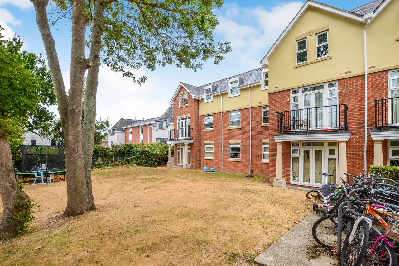 Stonegrove, Edgware Fees Apply, HA8, photo 17