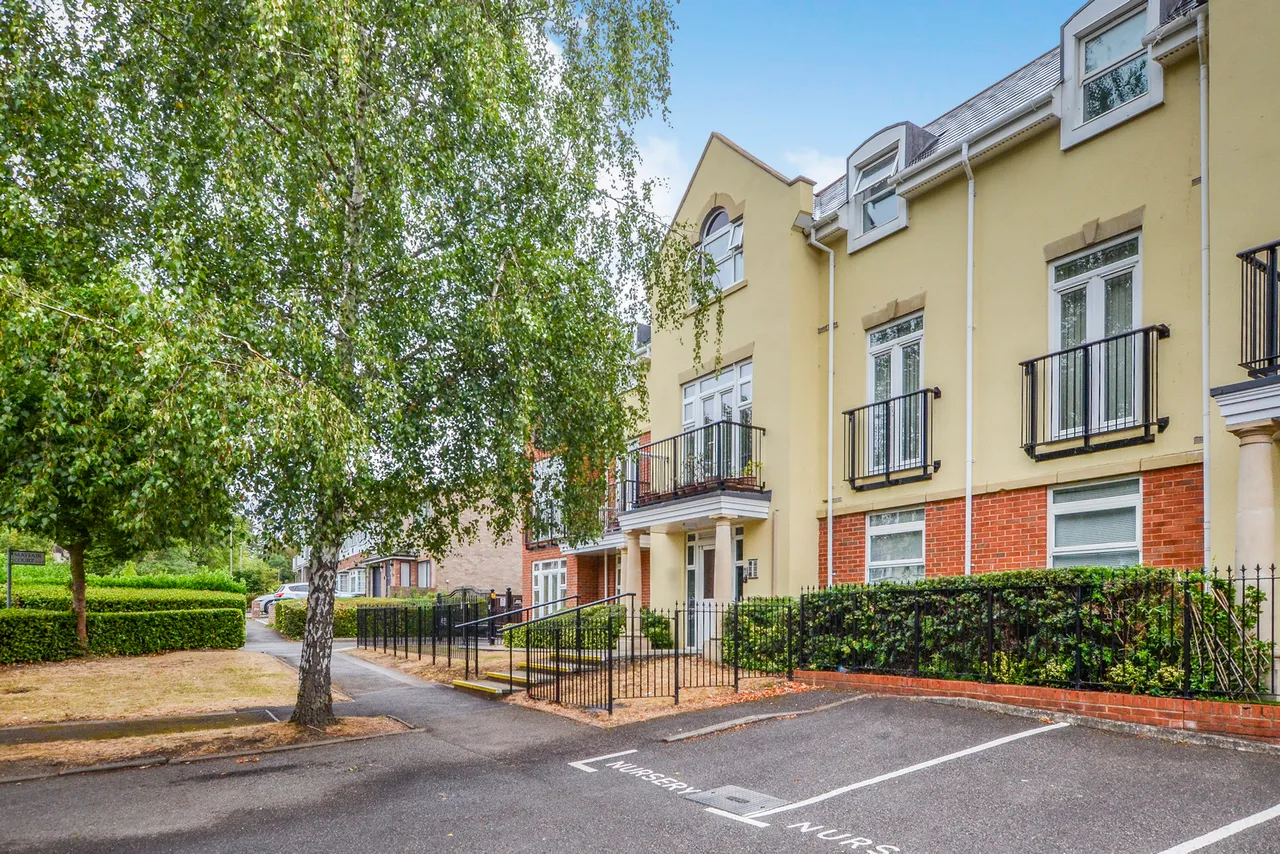 Stonegrove, Edgware Fees Apply, HA8, photo 3