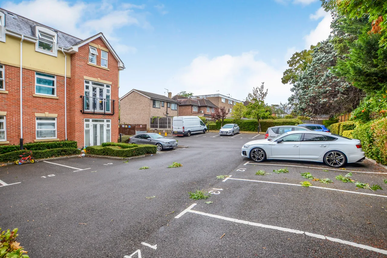 Stonegrove, Edgware Fees Apply, HA8, photo 18