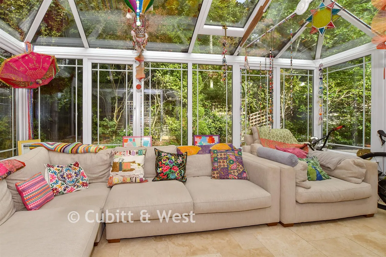 Snow Hill, Copthorne, RH10, photo 2