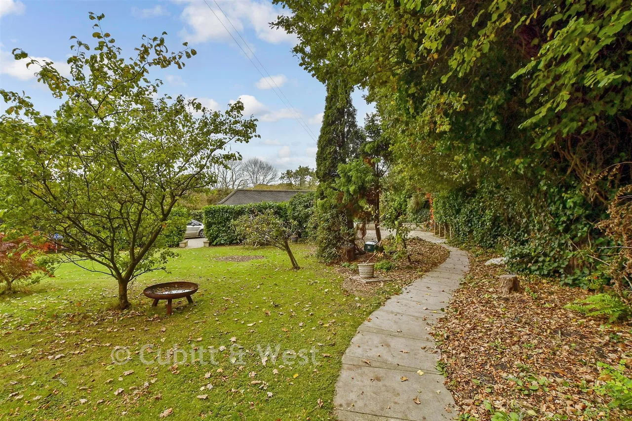 Snow Hill, Copthorne, RH10, photo 23