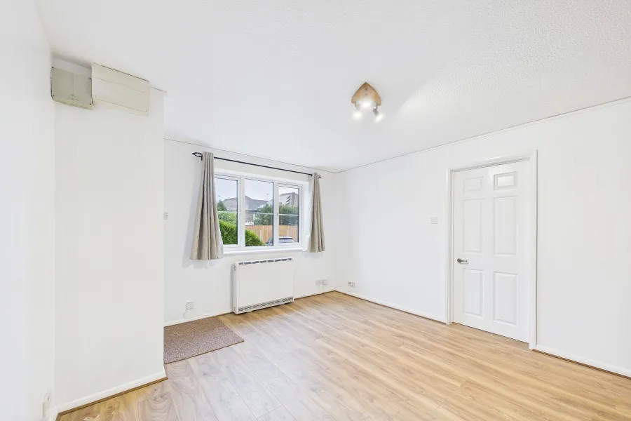 Laird Court, Bagshot, GU19, photo 2