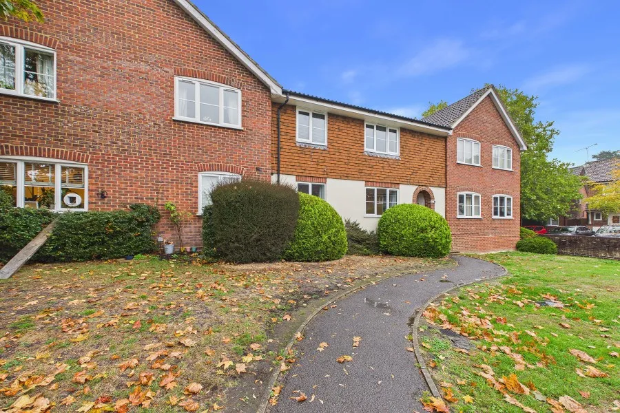 1 bed flat to rent, Laird Court, Bagshot, GU19