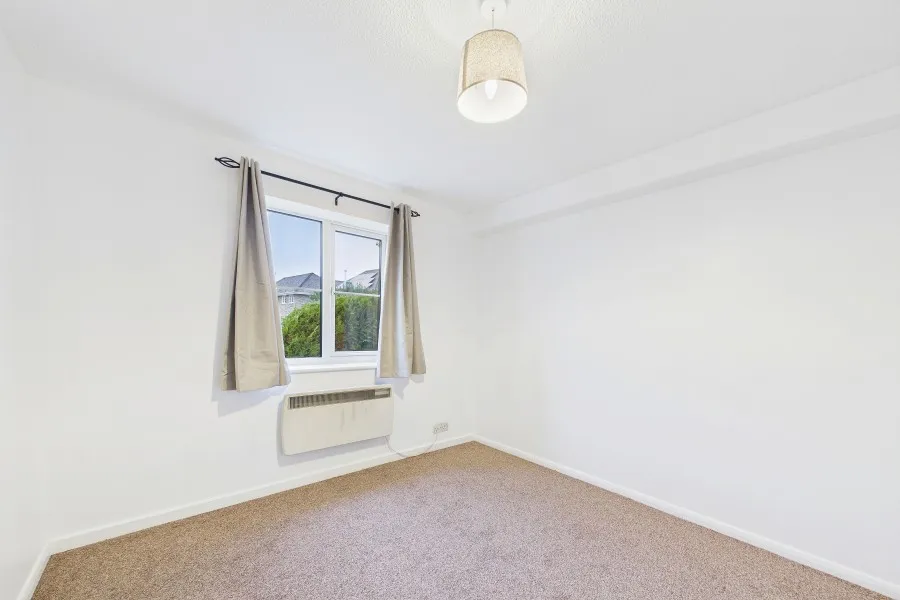 Laird Court, Bagshot, GU19, photo 4
