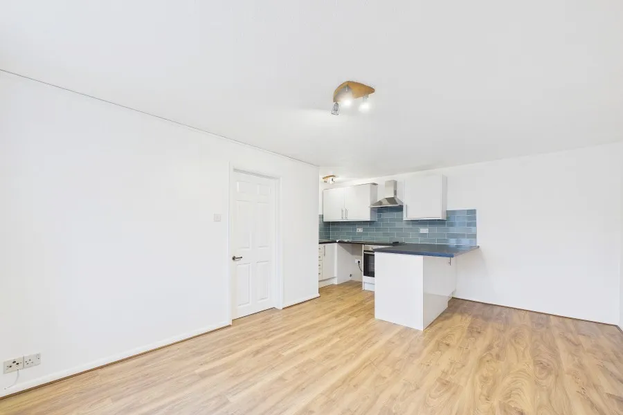 Laird Court, Bagshot, GU19, photo 3