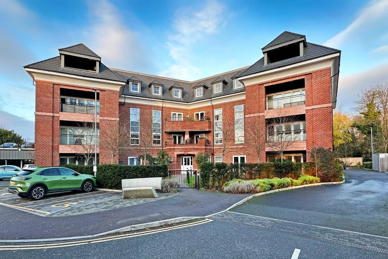 2 bed flat for sale — 6 Baker Street, Timperley, Cheshire WA15 7BP