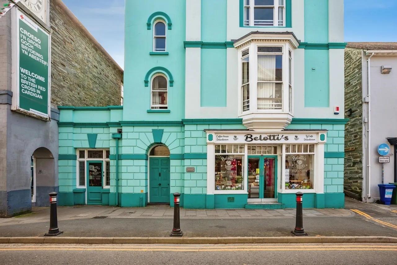 4 bed flat for sale, High Street, Cardigan, SA43