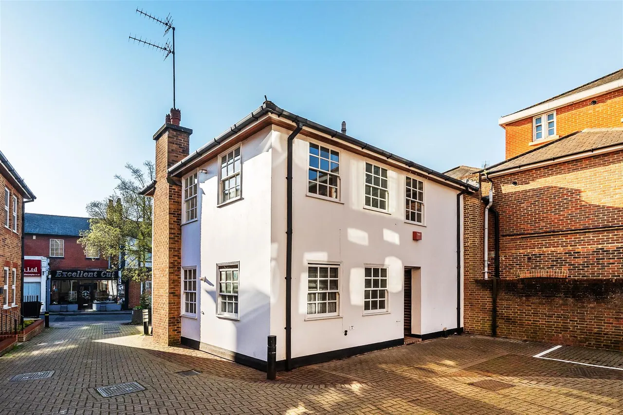 1 bed flat for sale, Bridge Street, Leatherhead, KT22