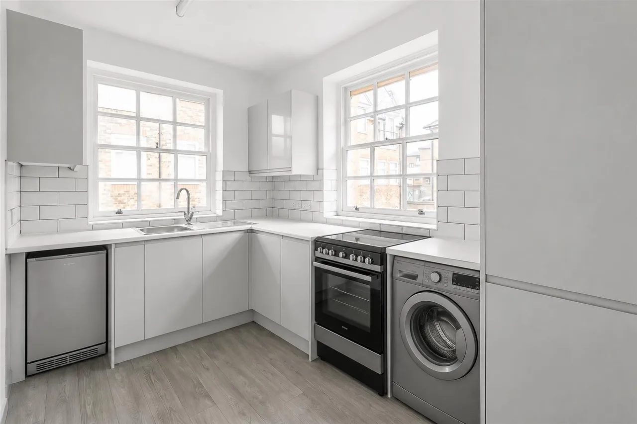 Bridge Street, Leatherhead, KT22, photo 2