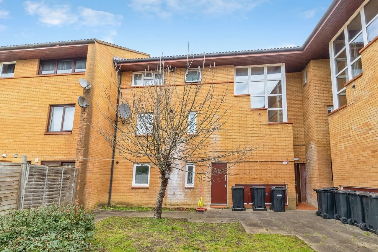 2 bed flat for sale — Larwood Place, Oldbrook, Milton Keynes, Buckinghamshire, MK6