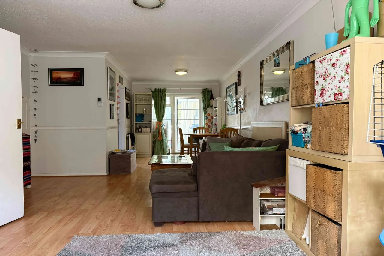 Trenchard Close, Hersham, KT12, photo 2