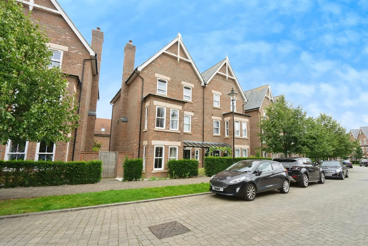 5 bed house for sale — Wyvern Way, Burgess Hill