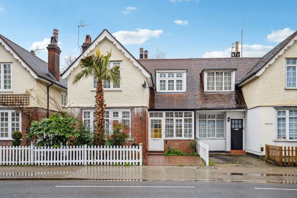 3 bed property for sale, Marsh Road, Pinner, HA5