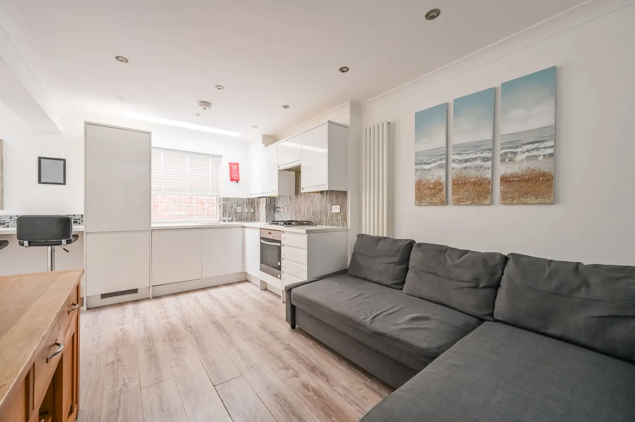 Flat D, 10 High Road, London, photo 3