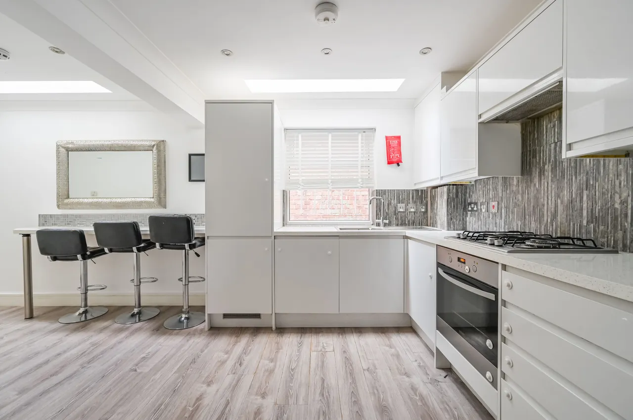 Flat D, 10 High Road, London, photo 7