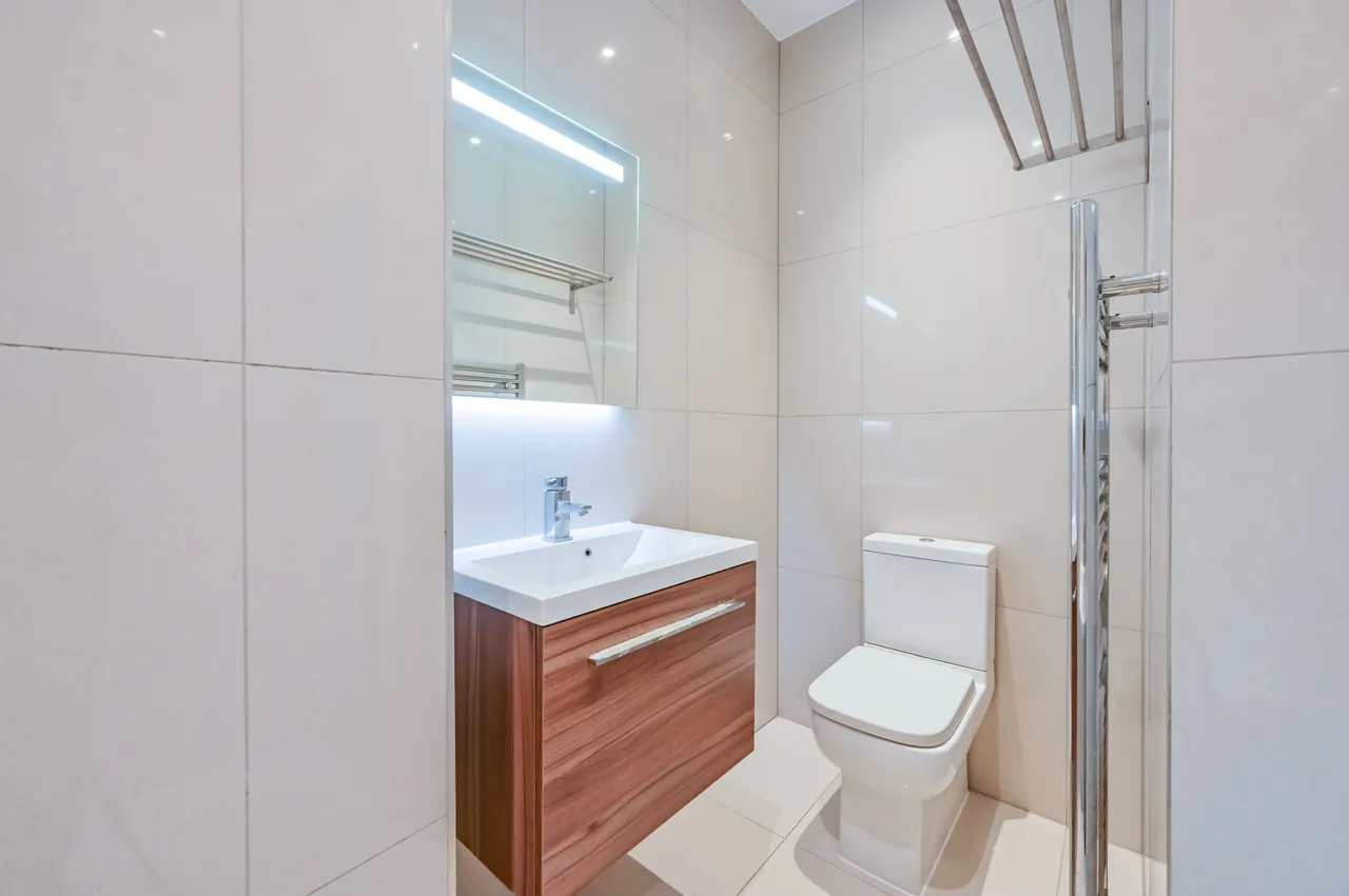 Flat D, 10 High Road, London, photo 10