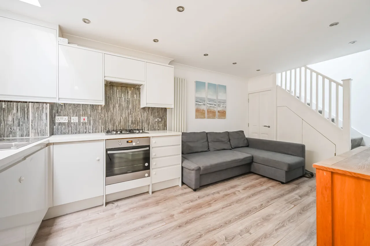 2 bed flat to rent — Flat D, 10 High Road, London