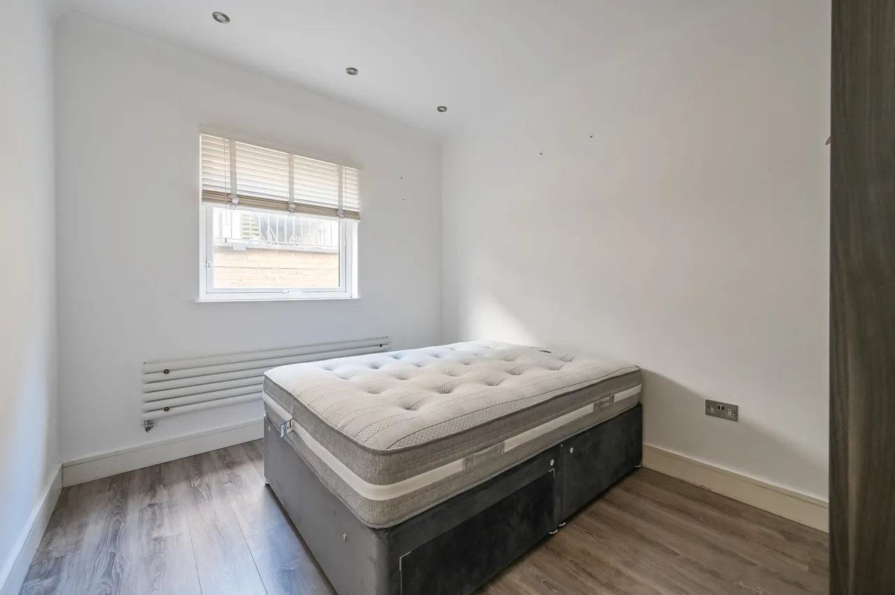 Flat D, 10 High Road, London, photo 4