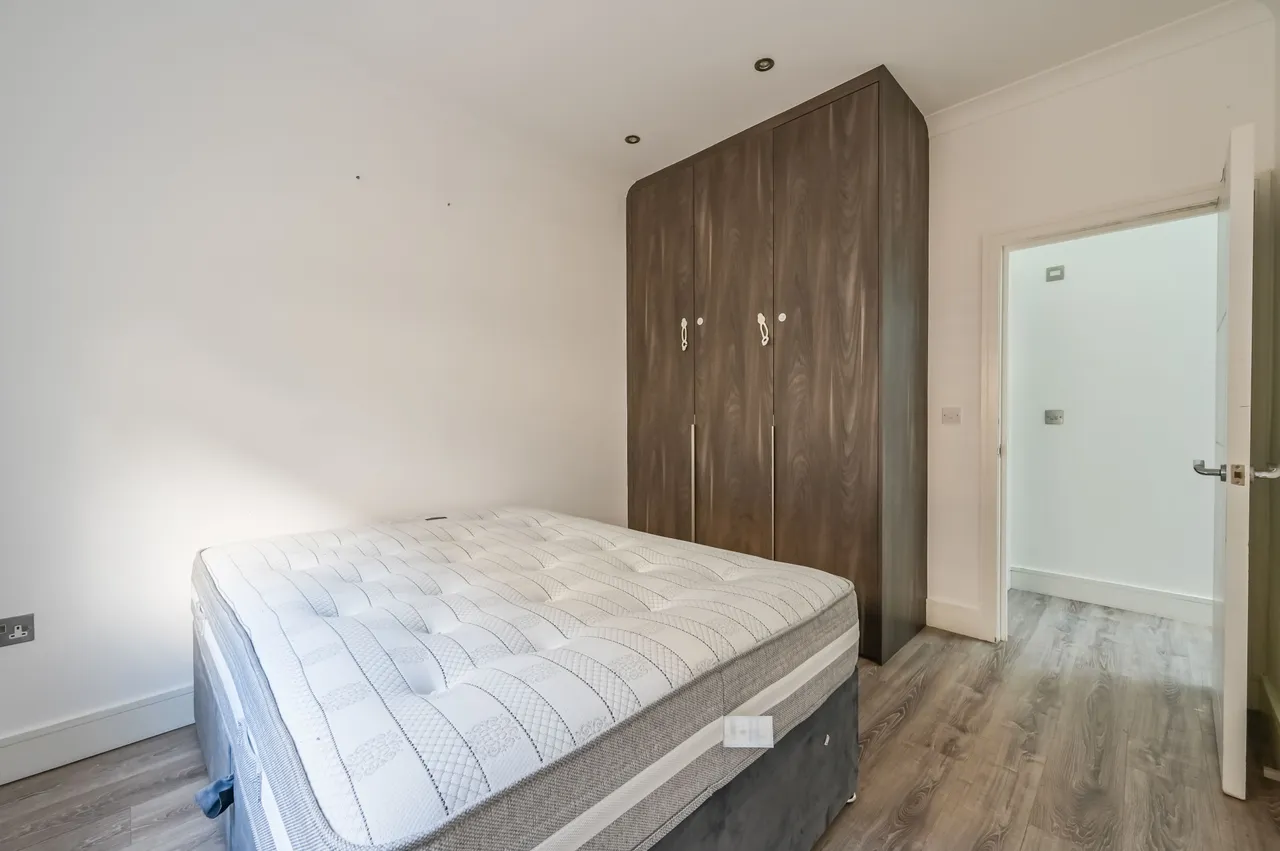 Flat D, 10 High Road, London, photo 9