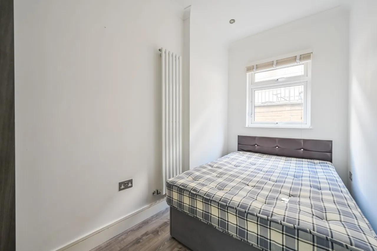 Flat D, 10 High Road, London, photo 8