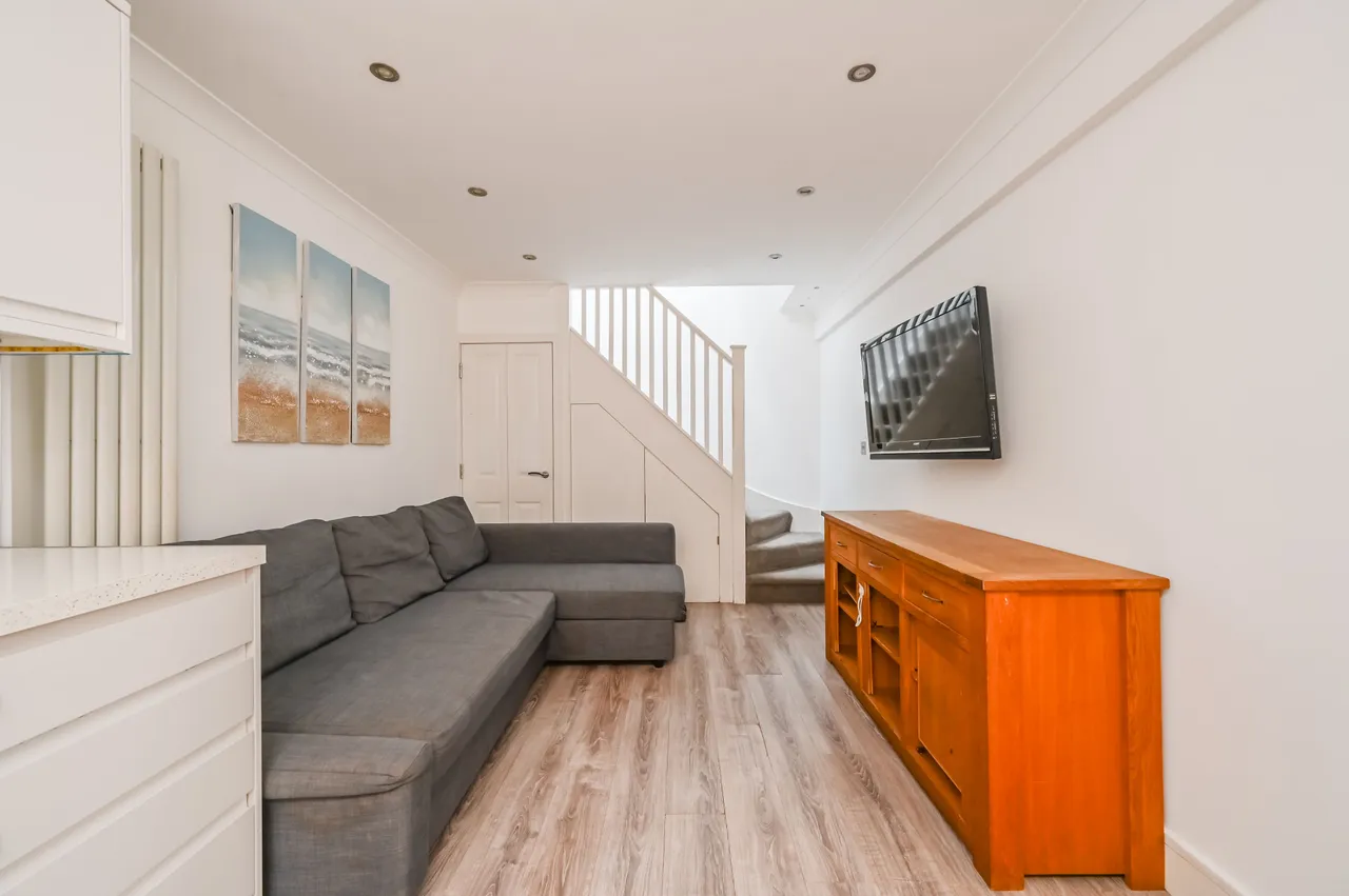Flat D, 10 High Road, London, photo 6