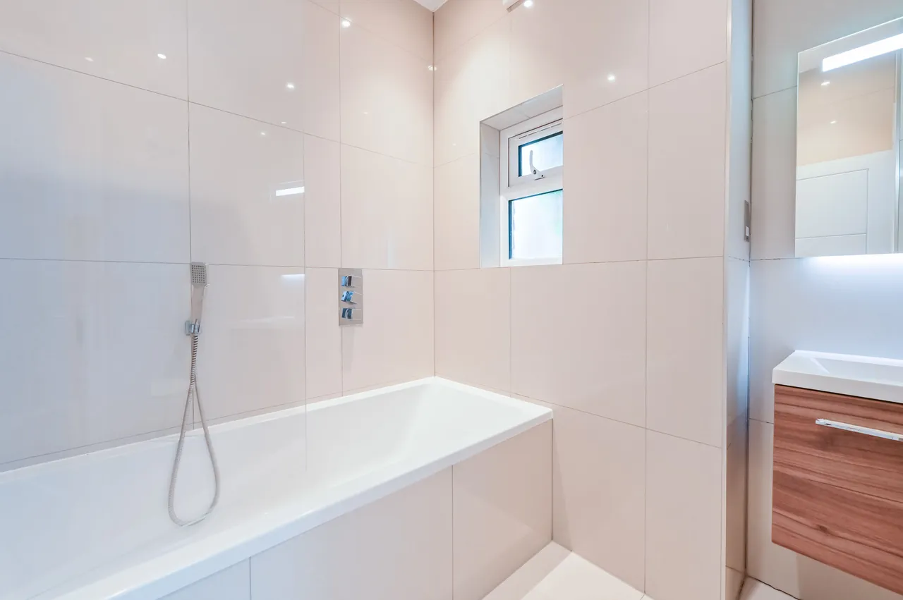 Flat D, 10 High Road, London, photo 5