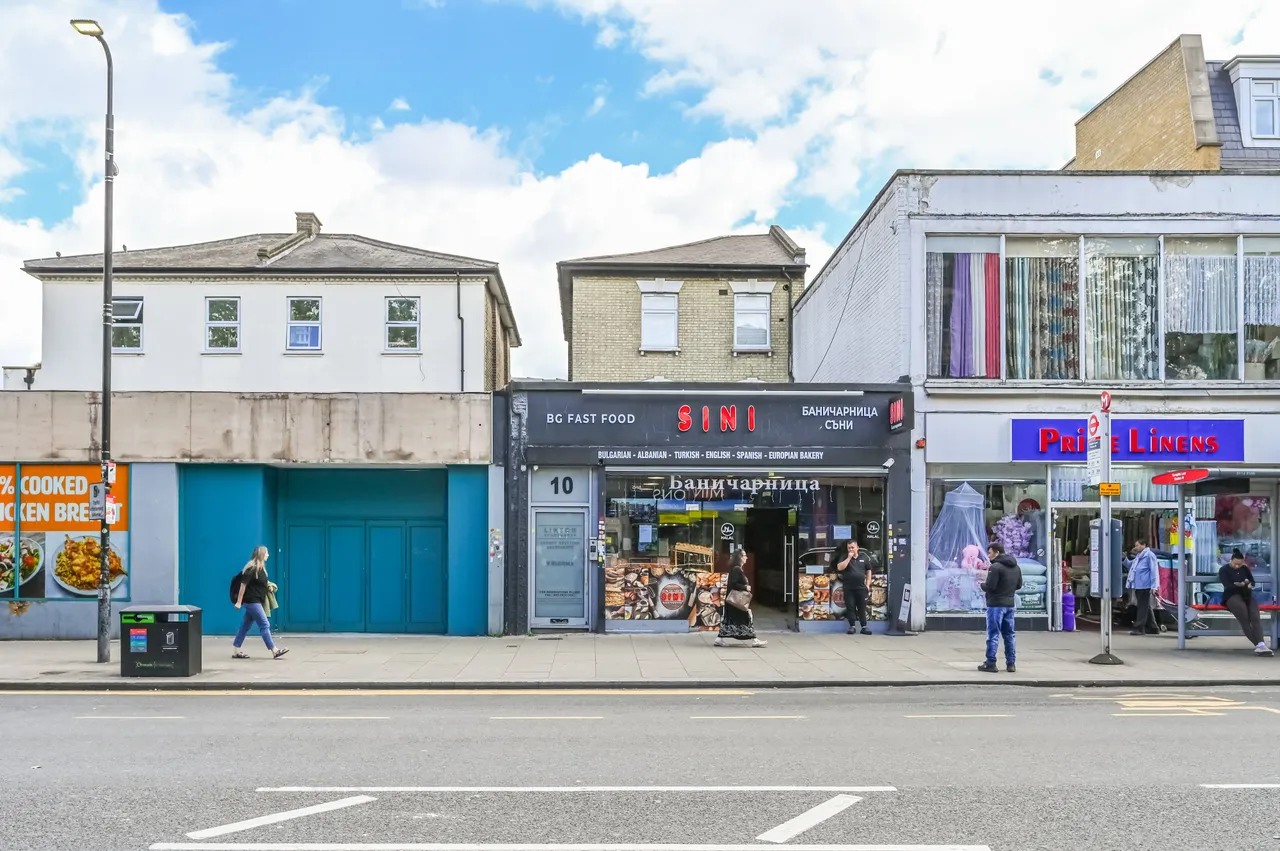 Flat D, 10 High Road, London, photo 11
