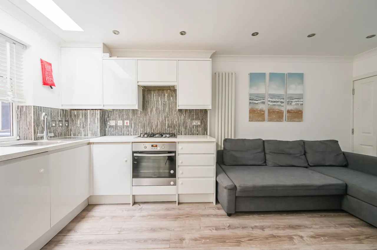 Flat D, 10 High Road, London, photo 2