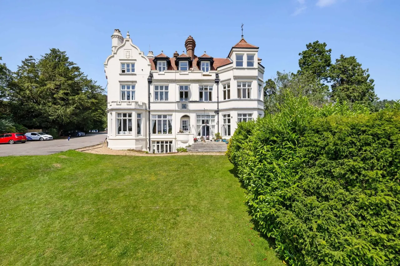 1 bed flat for sale — Flat 4, The Abbey Hammerwood Road, East Grinstead, Ashurst Wood, RH19 3SA