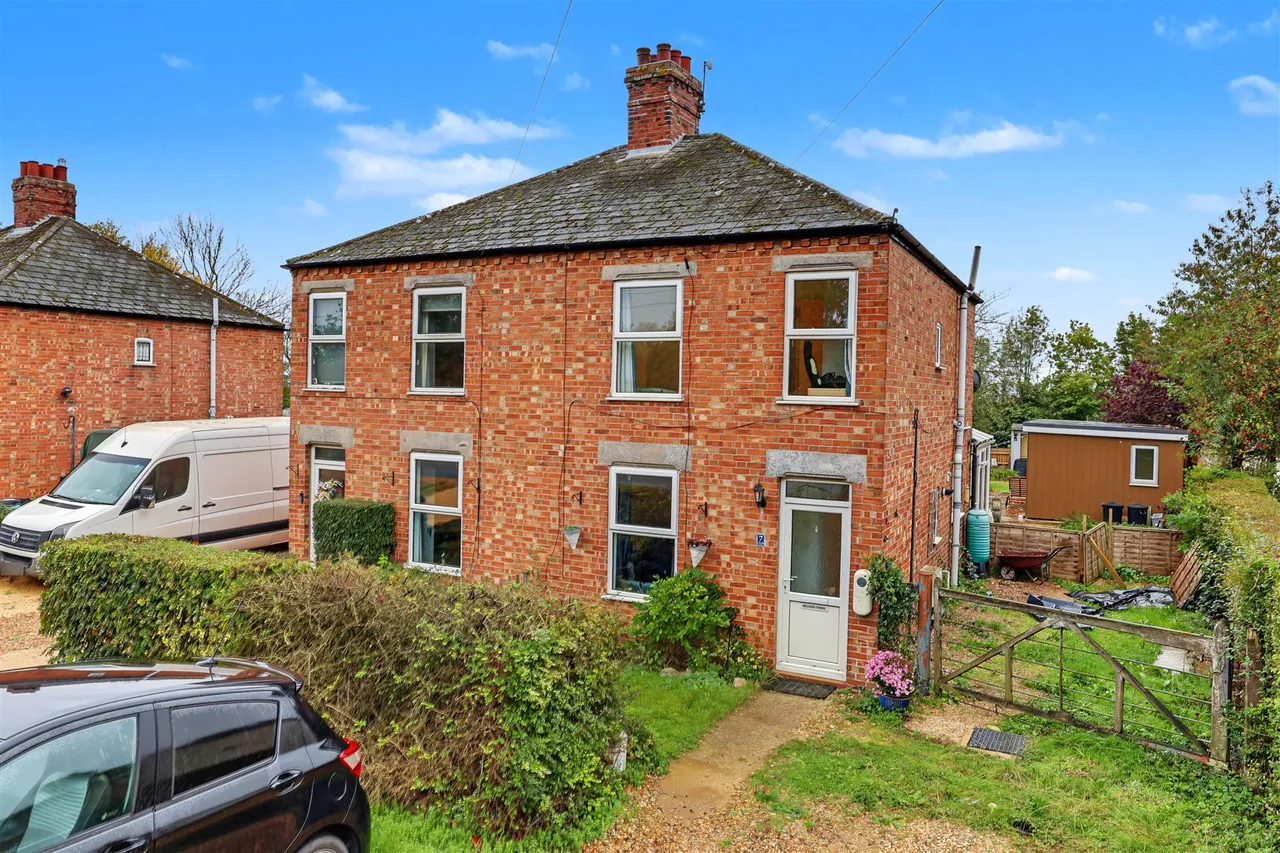 2 bed house for sale, Hallfield Terrace, Stuntney, CB7