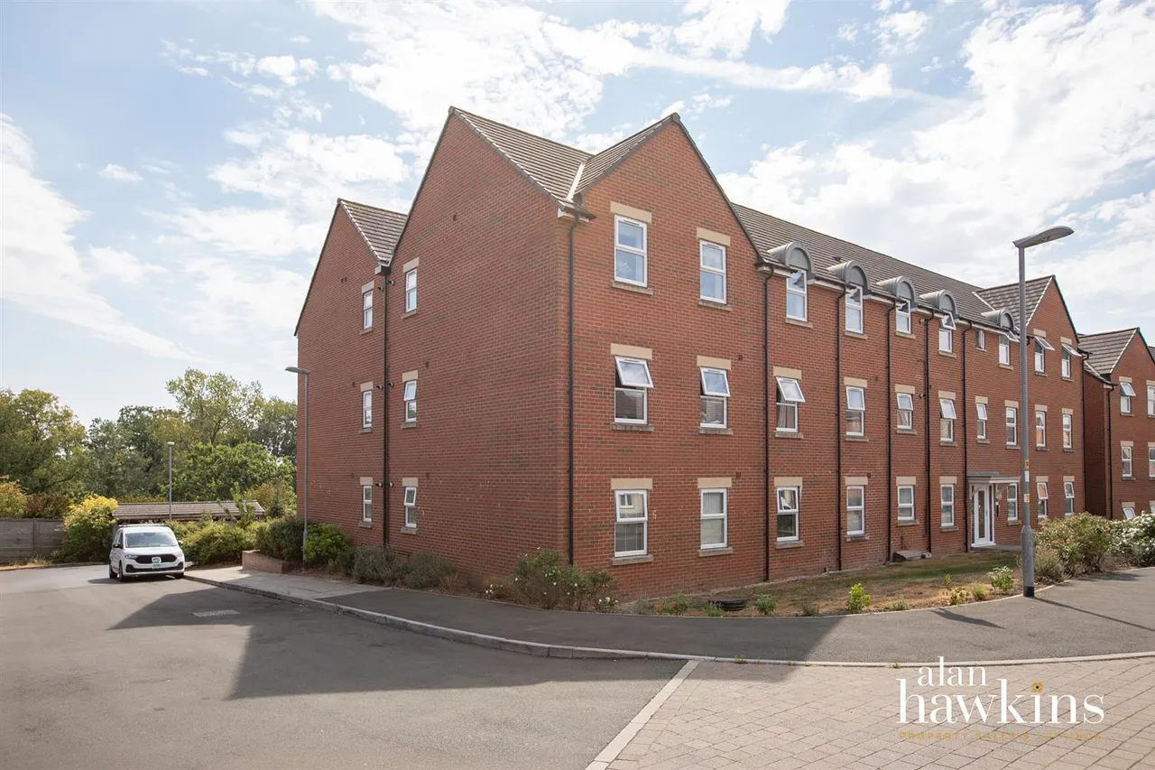 2 bed flat for sale, Cloatley Crescent, Royal Wootton Bassett, SN4