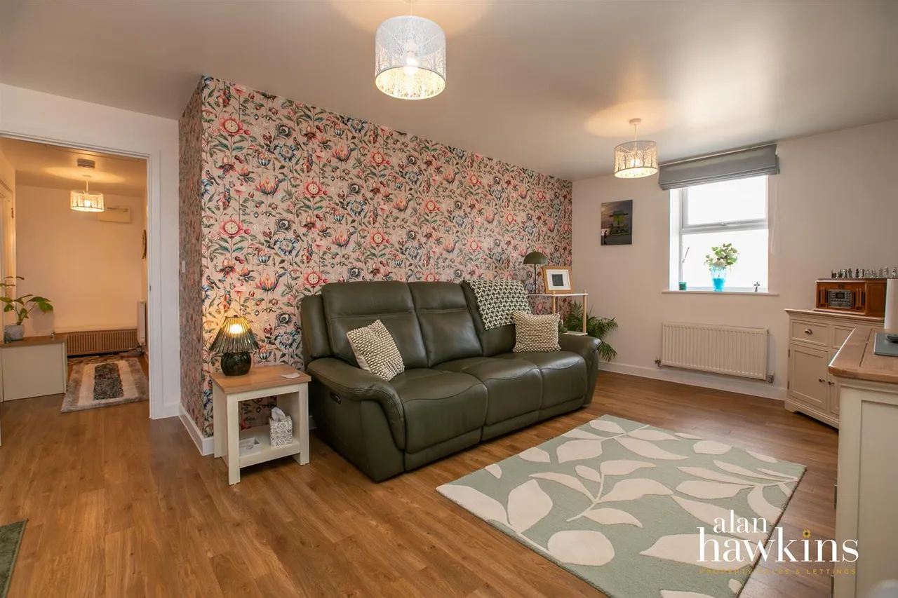 Cloatley Crescent, Royal Wootton Bassett, SN4, photo 6