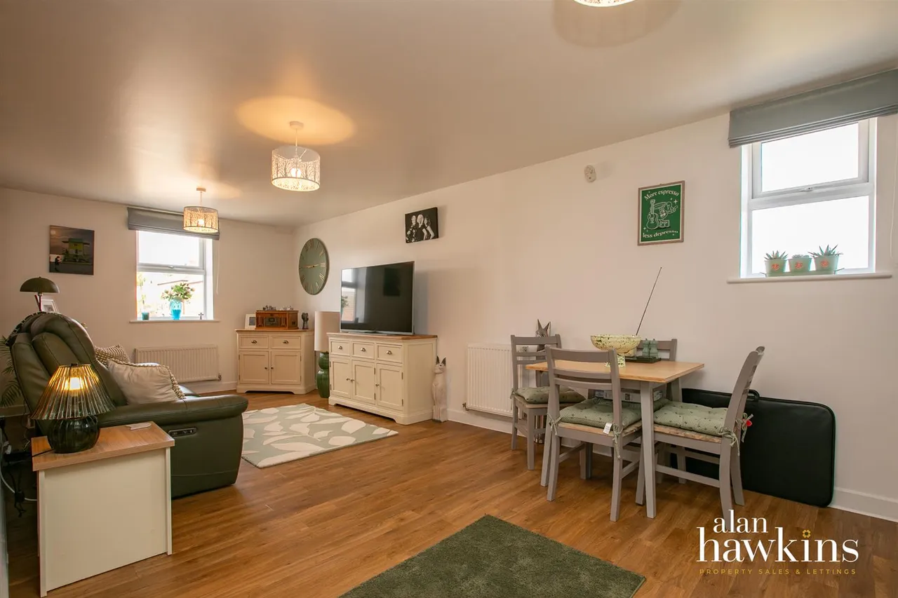 Cloatley Crescent, Royal Wootton Bassett, SN4, photo 5