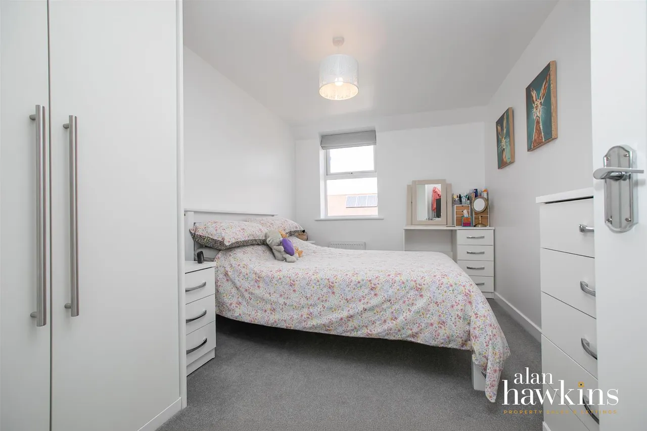 Cloatley Crescent, Royal Wootton Bassett, SN4, photo 9