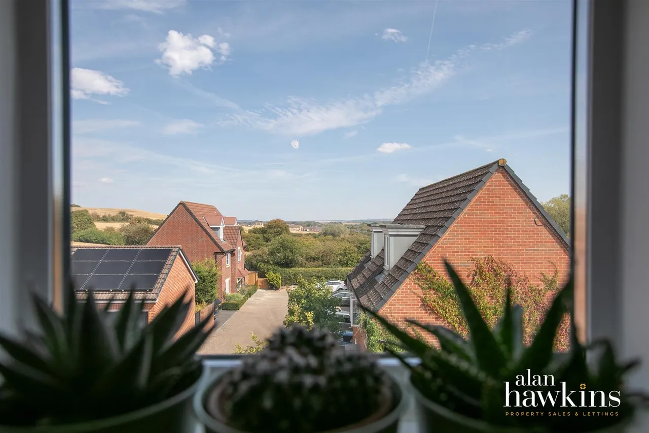 Cloatley Crescent, Royal Wootton Bassett, SN4, photo 2