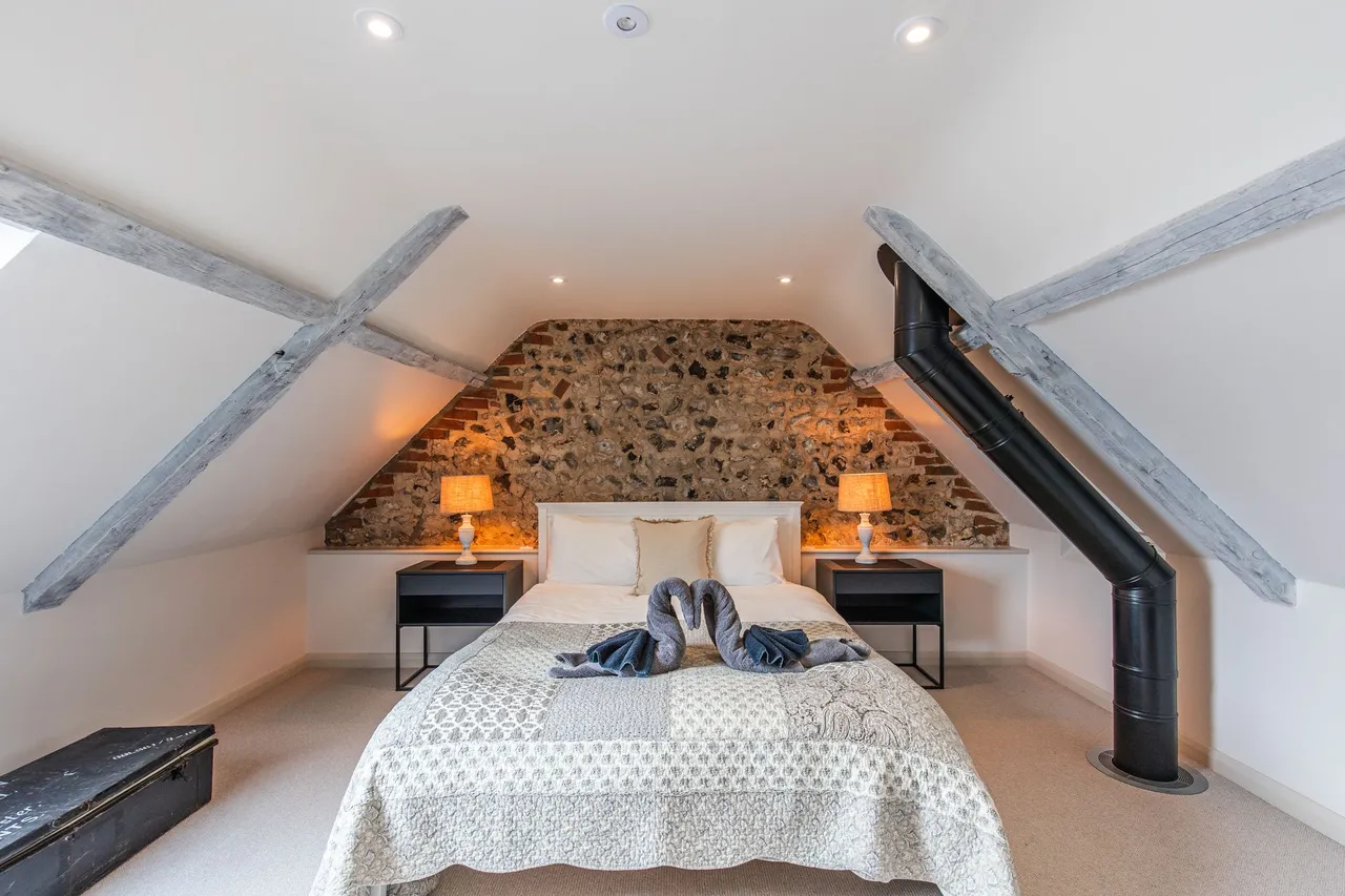 Extensively Enhanced Barn Conversion, photo 2