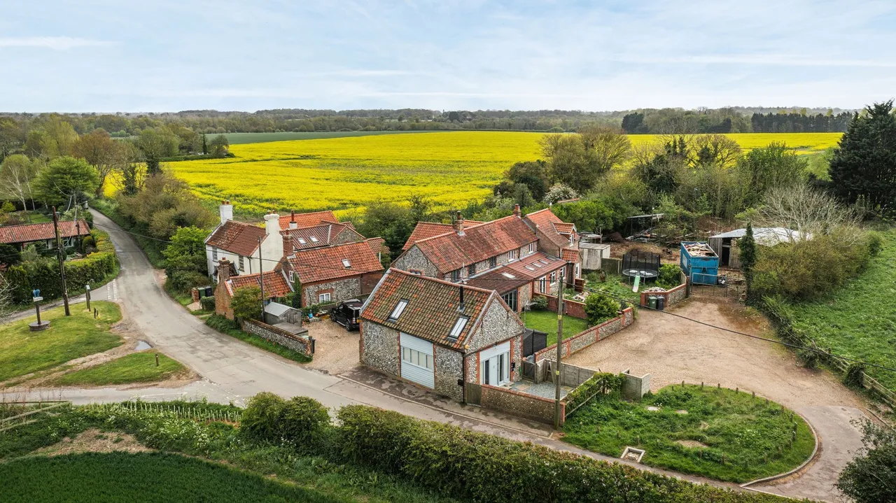 Extensively Enhanced Barn Conversion, photo 9