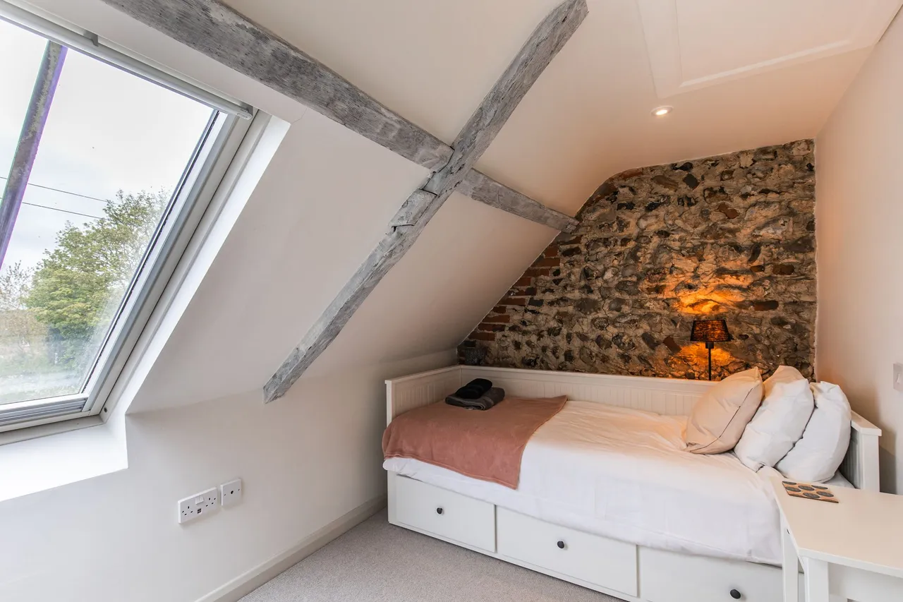 Extensively Enhanced Barn Conversion, photo 11