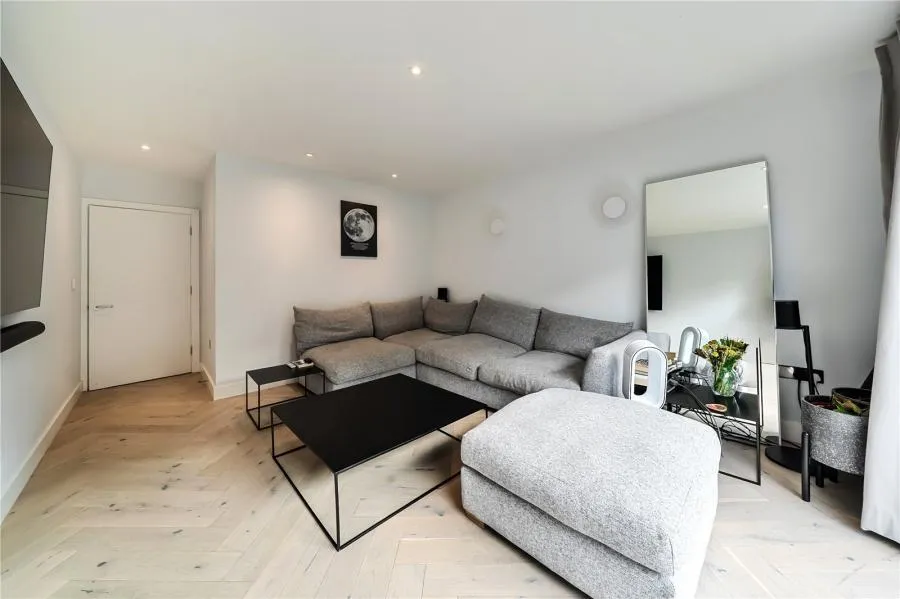 Mill Pond Close, Vauxhall, SW8, photo 3
