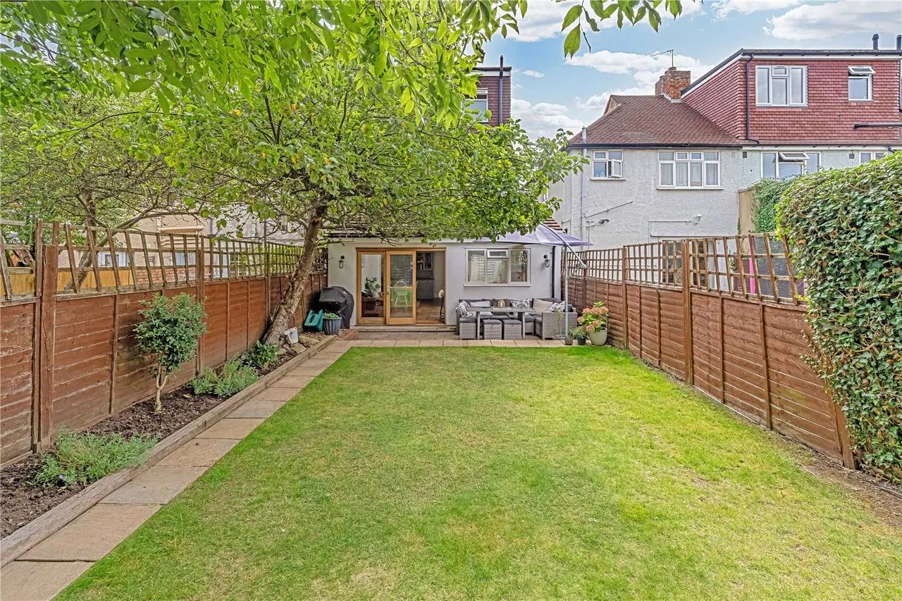 Wiltshire Gardens, Twickenham, TW2 6ND, photo 2